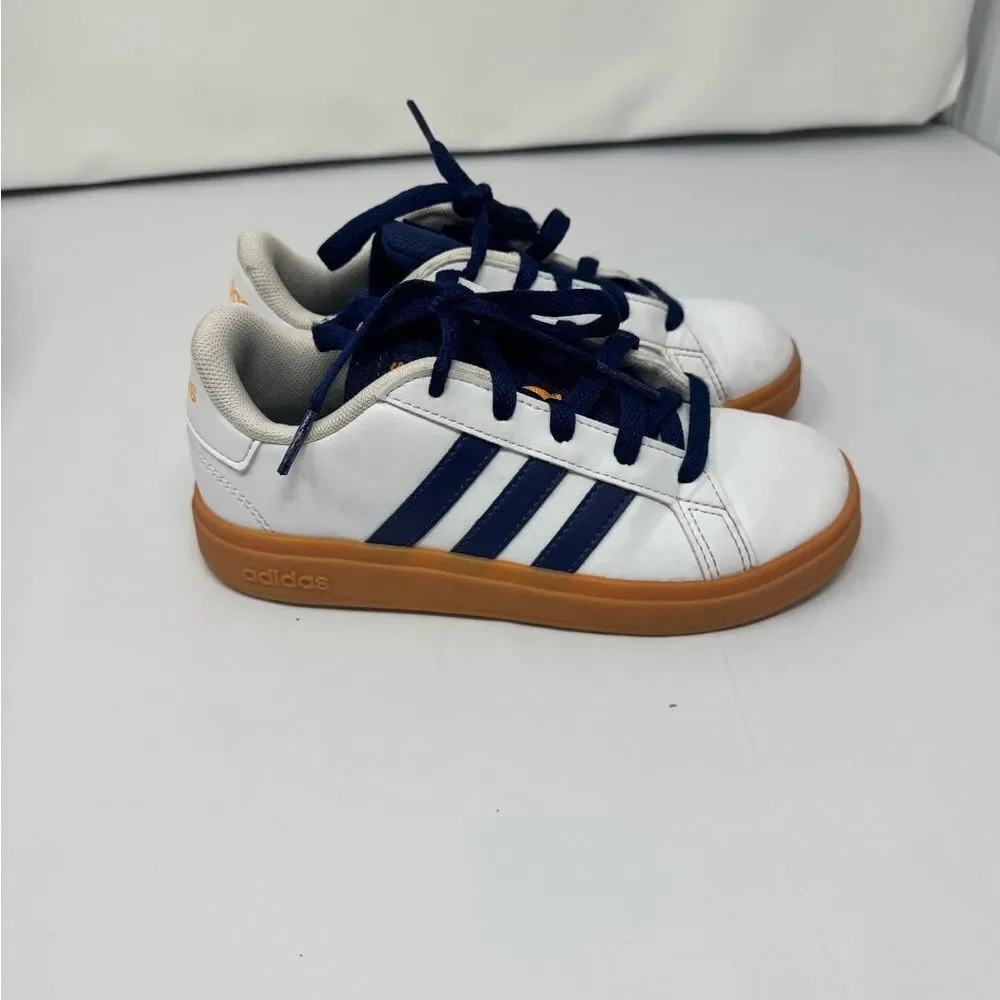 Adidas Grand Court Lifestyle Lace-Up GS in Cloud White and Dark Blue youth 1